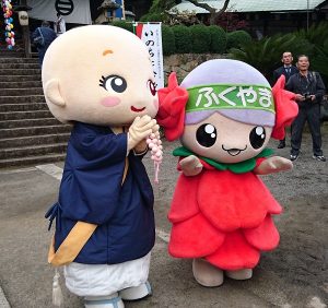 こぞうくんと「ばらのまち　福山」のイメージキャラクター・ローラ